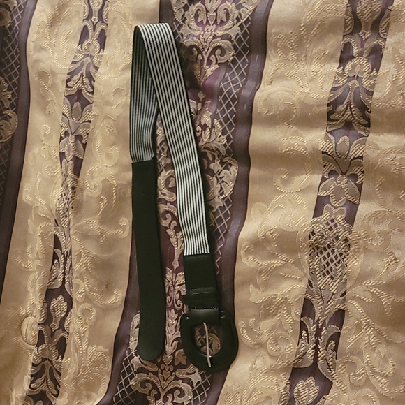 5/$25 Woman black & white striped Small belt - Picture 1 of 5